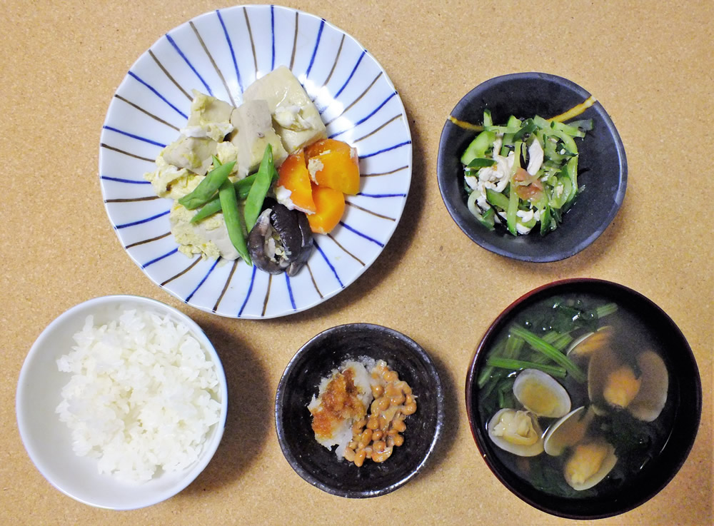 高野豆腐の含め煮・ささみの梅肉和え・あさりのすまし汁の写真