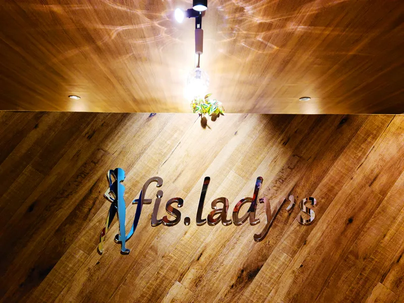 fis.lady's の看板